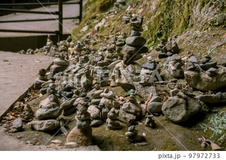 天岩戸神社に積まれたきれいな石 97972733