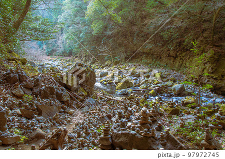 天岩戸神社の参道に積まれた石 97972745