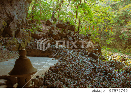 天岩戸神社の参道に積まれた石ときれいな緑 97972746