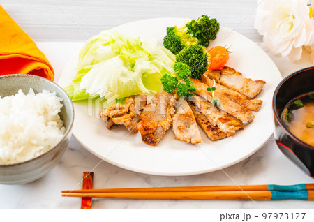 夕食のポークソテー 97973127