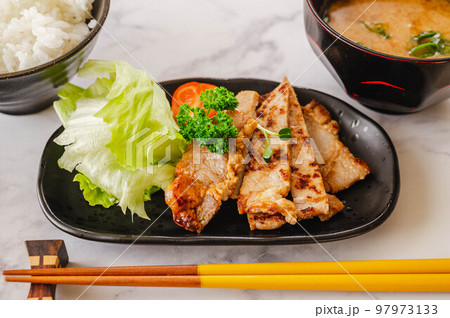 夕食の豚肉の塩麹漬け 夕食の豚肉の塩麹漬け 97973133