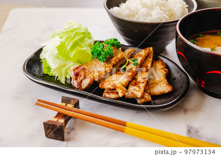 夕食の豚肉の塩麹漬け 97973134