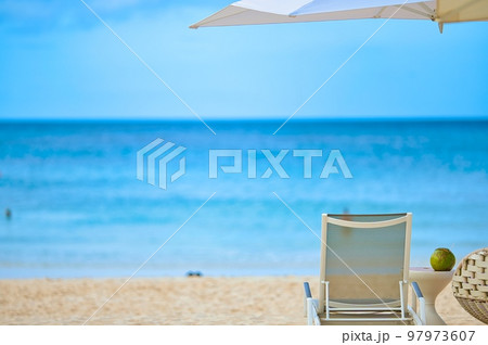 アジア高級リゾートホテルの白い砂浜にあるパラソル、デッキチェア 97973607