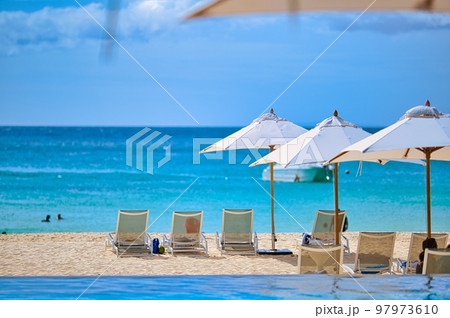アジア高級リゾートホテルの白い砂浜にあるパラソル、デッキチェア アジア高級リゾートホテルの白い砂浜にあるパラソル、デッキチェア 97973610