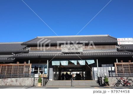 日本情緒漂う瓦屋根の駅舎 JR成田線・佐原駅 日本情緒漂う瓦屋根の駅舎 JR成田線・佐原駅 97974458