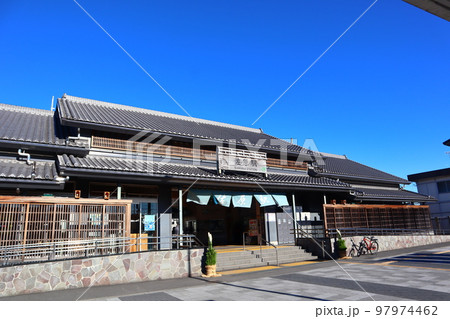 日本情緒漂う瓦屋根の駅舎　JR成田線・佐原駅 97974462
