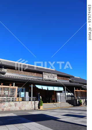 日本情緒漂う瓦屋根の駅舎　JR成田線・佐原駅 97974463