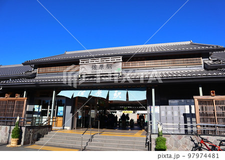 日本情緒漂う瓦屋根の駅舎　JR成田線・佐原駅 97974481