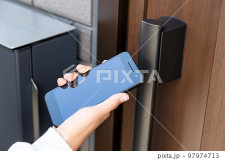 スマホで玄関を開錠する手元 スマホで玄関を開錠する手元 97974713
