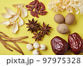 黄色背景の薬膳素材 97975328