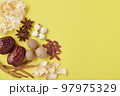 黄色背景の薬膳素材（右あけ） 97975329
