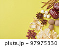 黄色背景の薬膳素材（左あけ） 97975330