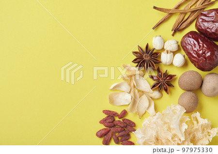 黄色背景の薬膳素材(左あけ) 黄色背景の薬膳素材(左あけ) 97975330