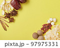 黄色背景の薬膳素材（斜め中央あけ） 97975331