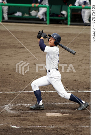 ヒットを打つ左打者（中学野球） 97975408