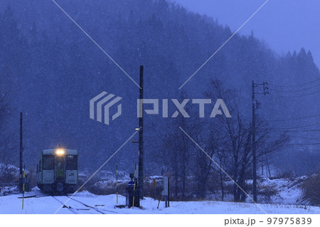 雪降る冬の飯山線 97975839