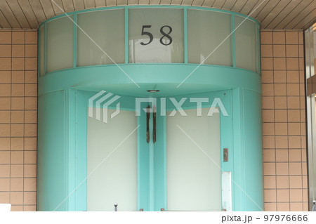 横浜市の昭和初期の回転扉 97976666