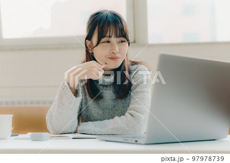 カフェでデスクワークをしている女子大生の写真 カフェでデスクワークをしている女子大生の写真 97978739