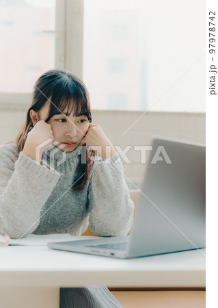 カフェでデスクワークをしている女子大生の写真 カフェでデスクワークをしている女子大生の写真 97978742