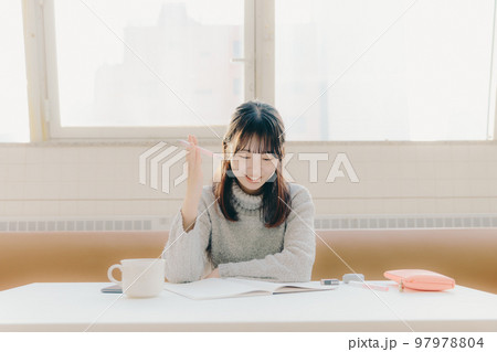 カフェで勉強をする若い女子大生の写真 カフェで勉強をする若い女子大生の写真 97978804