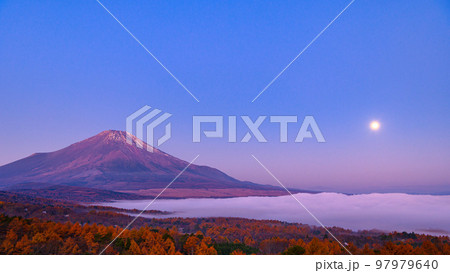 朝焼けの空と沈む満月・富士山の絶景 97979640