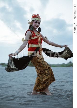 women presenting traditional Javanese dance movements women presenting traditional Javanese dance movements 97980812