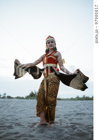 women presenting traditional Javanese dance movements women presenting traditional Javanese dance movements 97980817