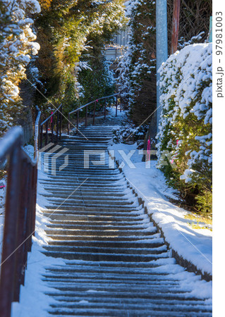 雪の残る階段 雪の残る階段 97981003