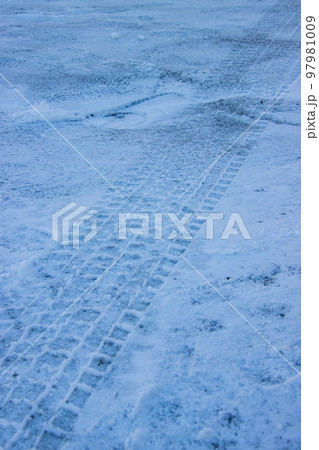 スタッドレスのタイヤ痕 スタッドレスのタイヤ痕 97981009