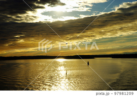 早朝のバルト海のセピア色の空と海の風景 早朝のバルト海のセピア色の空と海の風景 97981209