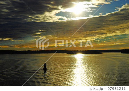 夜明けのバルト海の空と海の風景 夜明けのバルト海の空と海の風景 97981211
