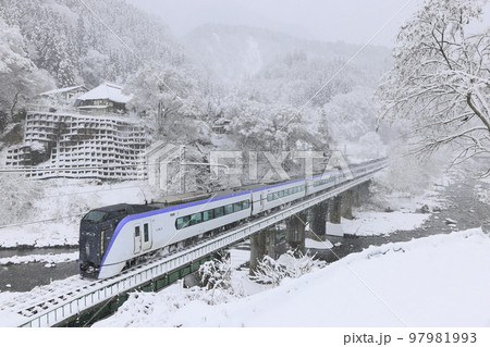 雪景色の大糸線を走る「特急あずさ」 雪景色の大糸線を走る「特急あずさ」 97981993