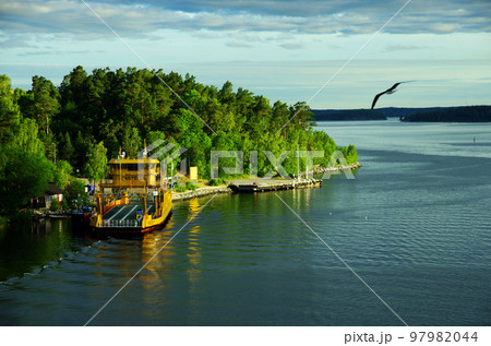 船上からストックホルム近郊の海岸を望む 船上からストックホルム近郊の海岸を望む 97982044