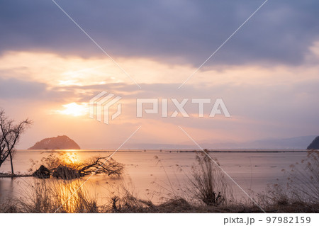 滋賀県長浜市湖北町尾上の冬の夕撮影 97982159