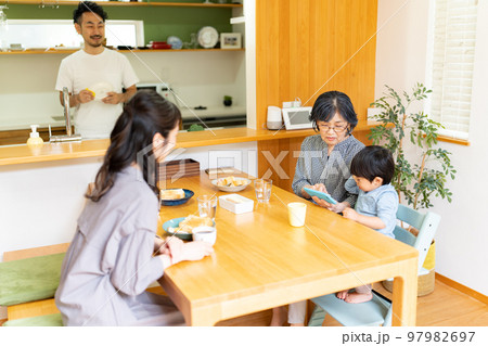 ダイニングキッチンに集う家族 ダイニングキッチンに集う家族 97982697