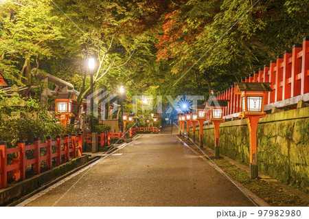 京都　夜の八坂神社　万灯籠 97982980
