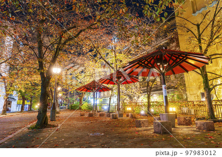 京都　風情ある祇園白川の夜景　赤い傘 97983012