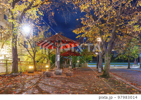 京都　風情ある祇園白川の夜景　赤い傘 97983014