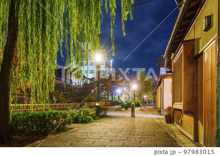 京都 風情ある祇園白川の夜景 京都 風情ある祇園白川の夜景 97983015