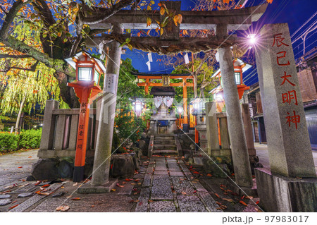 京都　風情ある祇園白川の夜景　辰巳大明神 97983017