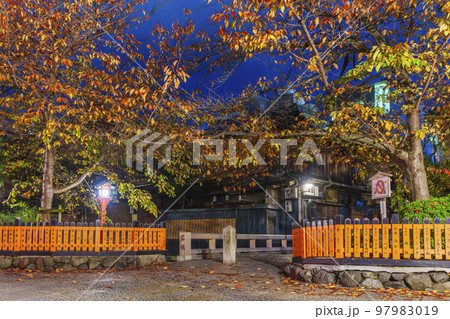 京都　風情ある祇園白川の夜景　巽橋　秋 97983019