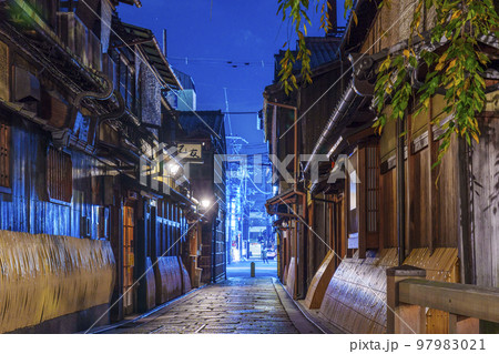 京都 風情ある祇園白川の夜景 巽橋 秋 京都 風情ある祇園白川の夜景 巽橋 秋 97983021