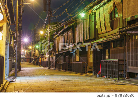 京都　風情ある祇園白川の夜　新橋通り 97983030