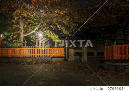 京都　風情ある祇園白川の夜景　巽橋　秋 97983034