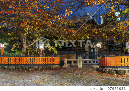 京都　風情ある祇園白川の夜景　巽橋　秋 97983038