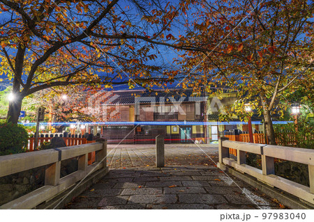 京都 風情ある祇園白川の夜景 巽橋 秋 京都 風情ある祇園白川の夜景 巽橋 秋 97983040