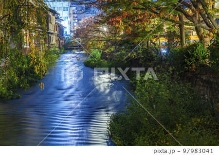 京都　風情ある祇園白川の夜景　白川　秋 97983041