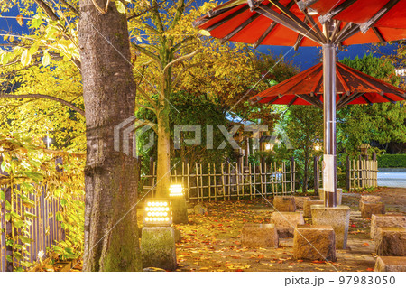 京都　風情ある祇園白川の夜景　赤い傘 97983050