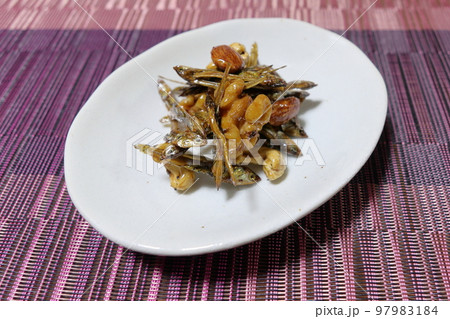 家庭的で素朴な自家製の「ナッツ添えの田作り」 家庭的で素朴な自家製の「ナッツ添えの田作り」 97983184