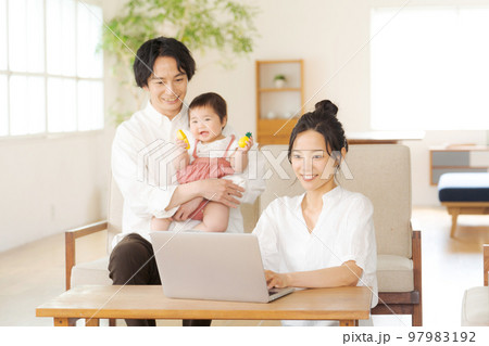 リビングでくつろぐ親子 97983192